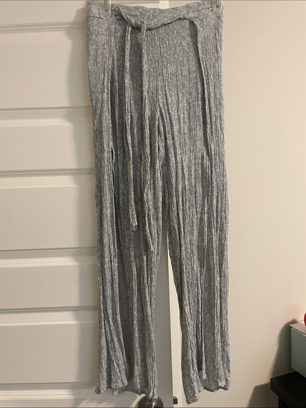 Gilli Light Gray Pleated Wide-Leg Pants with Tie Waist